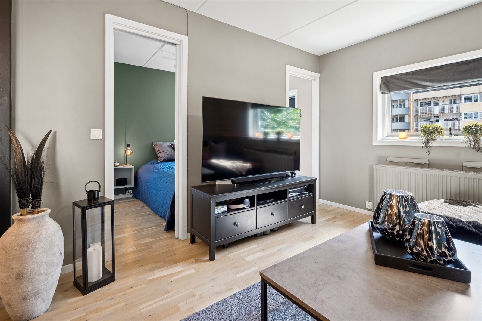 Adkomst til soverom via to skyvedører Galleribilde