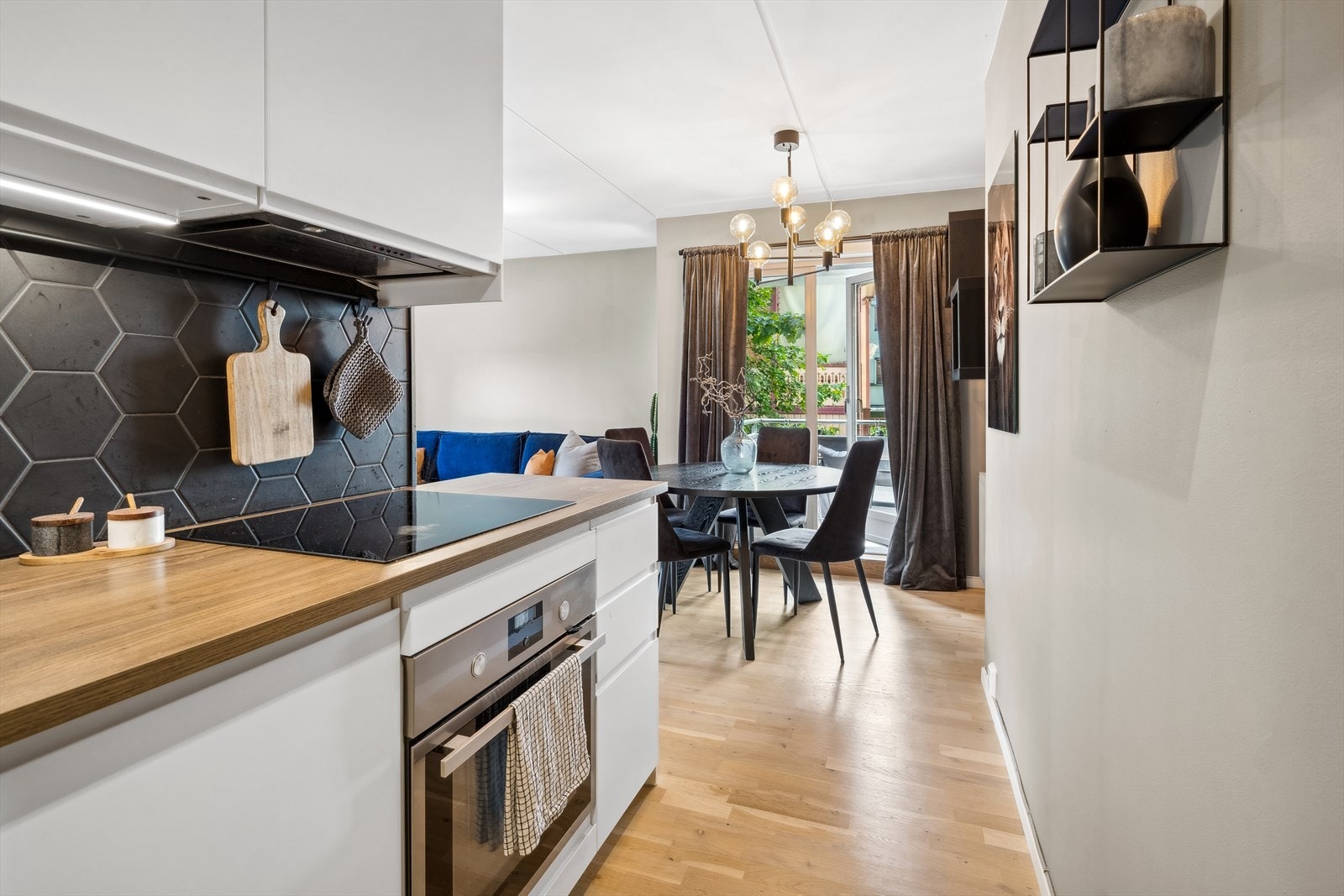 Stue og kjøkken i delvis åpen sosial løsning Galleribilde