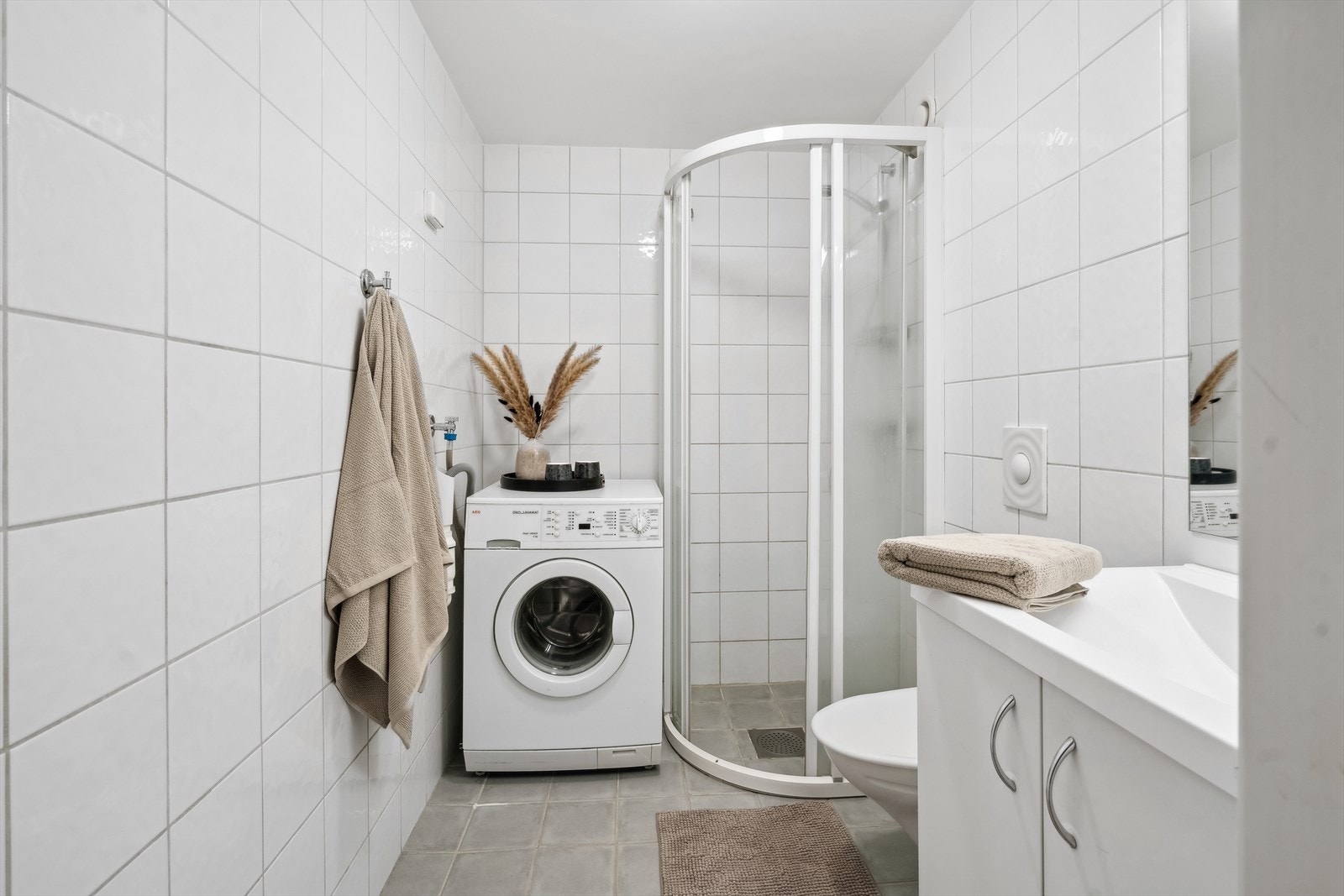 Vaskemaskin på badet medfølger handelen Galleribilde