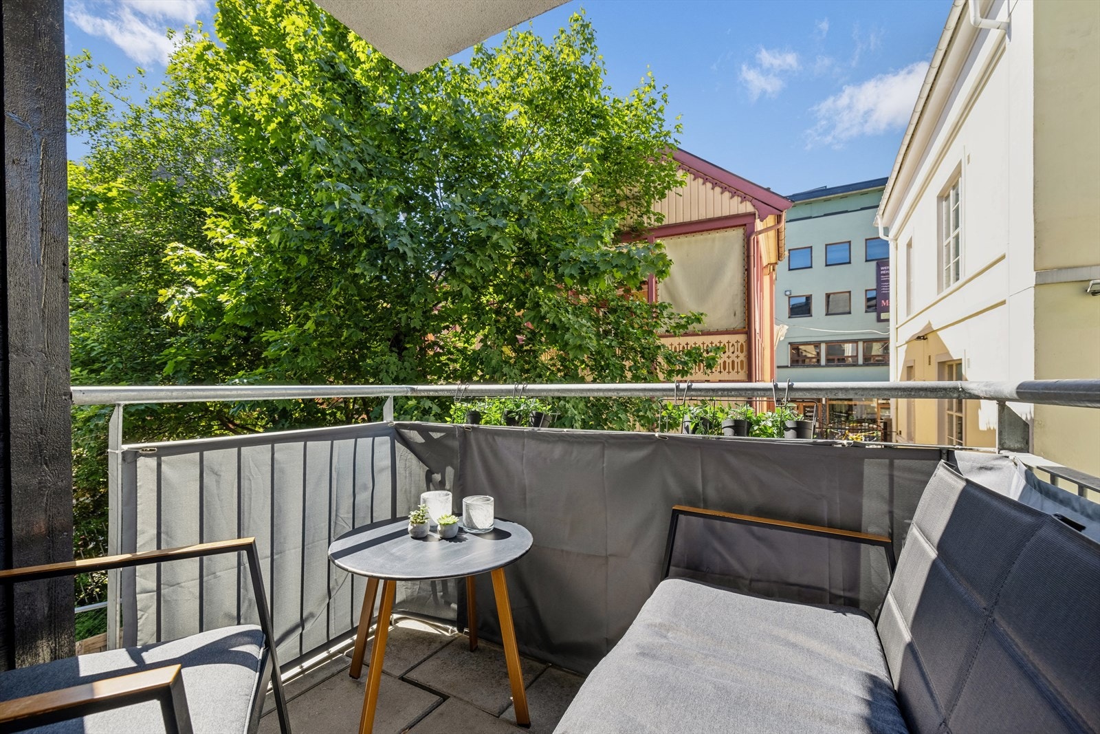 Balkongen vender ut mot skjermet bakgård Galleribilde