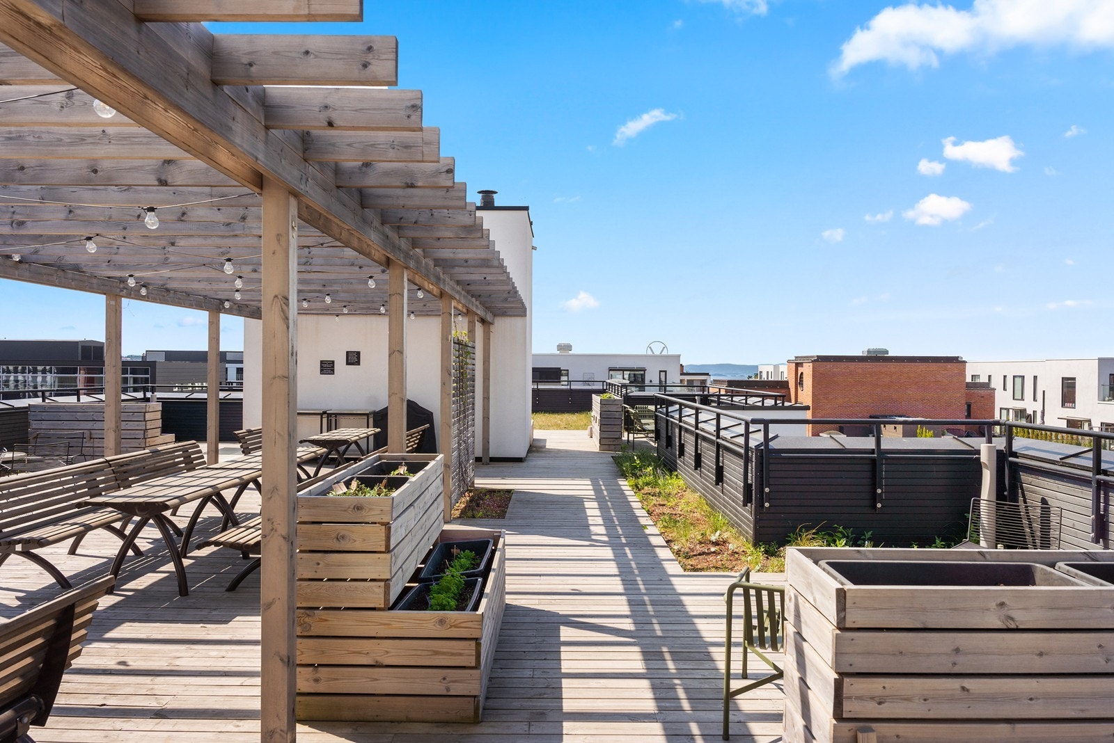Takterrassen har et rikelig utvalg av sitteplasser og pergola Galleribilde