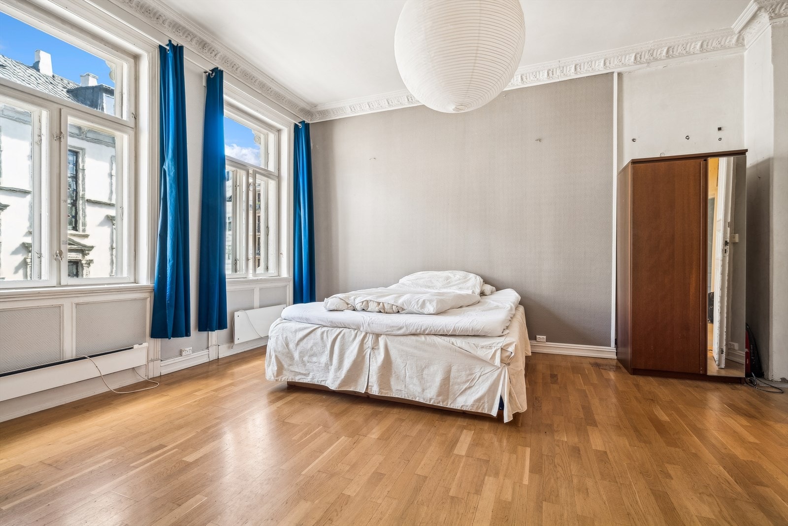 Stort hovedsoverom med gode muligheter for å legge til større garderobe løsninger. Takhøyden og store vindus overflater gir rommet en utrolig luftig følelse. Galleribilde
