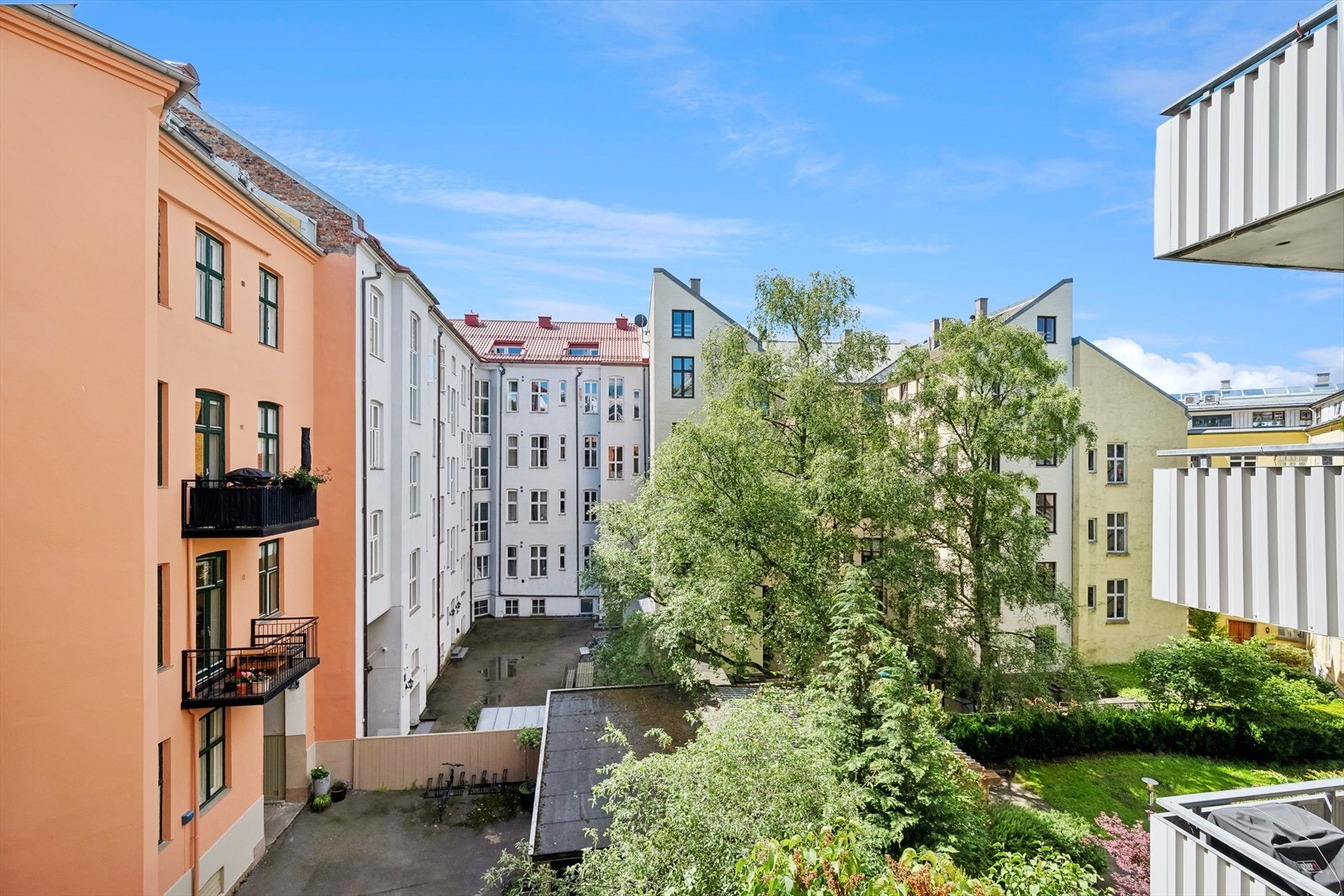 Utsyn fra balkong mot bakgård. Galleribilde