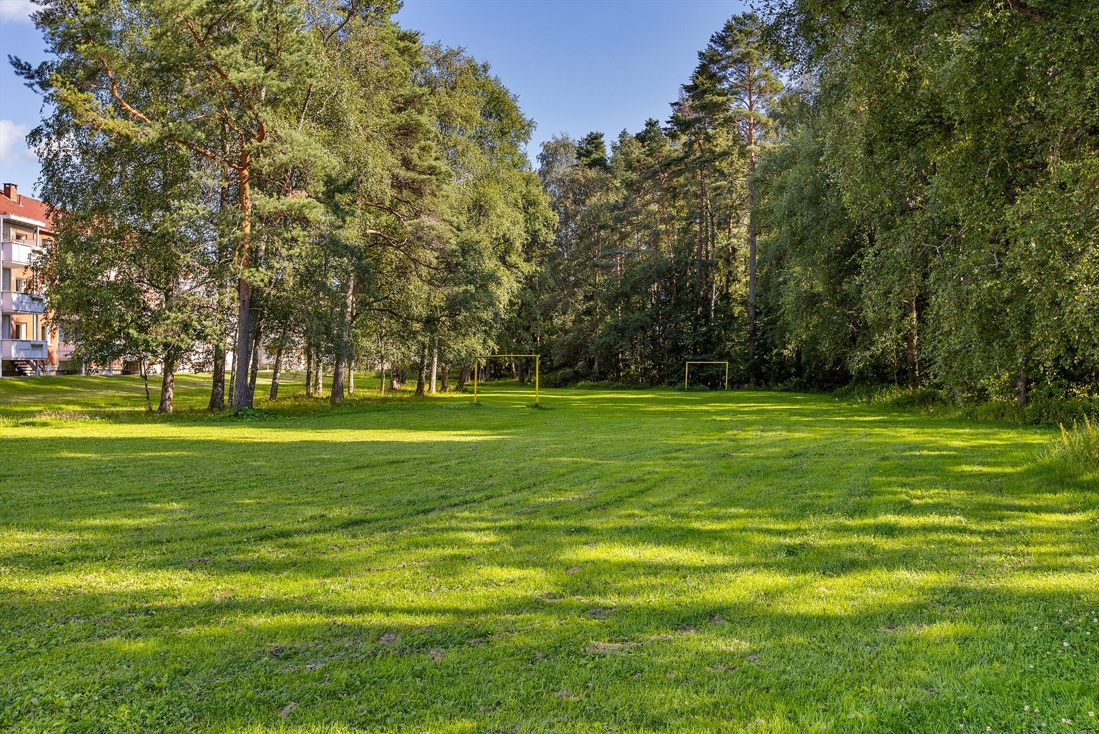 Beliggenheten er perfekt for deg som ønsker å bo i rolige og grønne omgivelser, og samtidig ønsker å kunne sette deg på T-banen og være i sentrum på ca. 20 min.
Velkommen til visning! Galleribilde