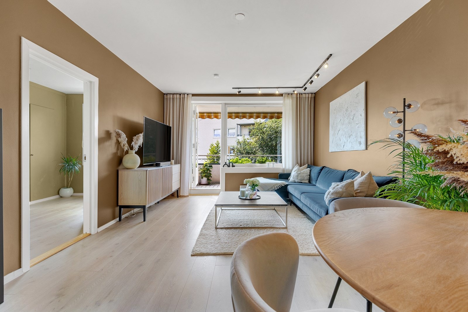 Lun og romslig stue med gode møbleringsmuligheter og plass til stor sofa og spisebord. Galleribilde
