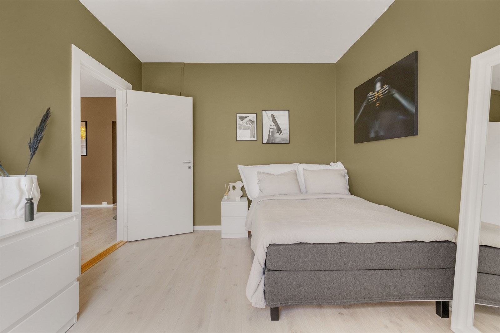 Rommet er stort og har god plass til å innrede med dobbeltseng og oppbevaringsmøbler. Plassbygd skap. Galleribilde