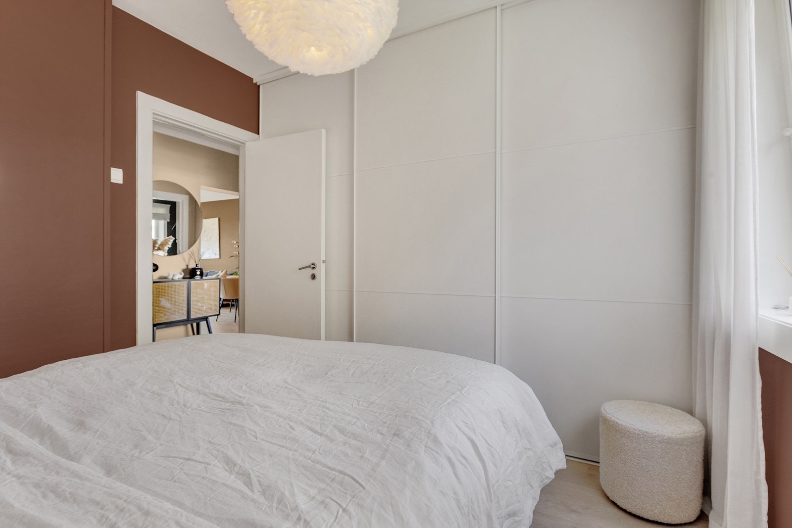 Stor skyvedørsgarerobe som medfølger. Galleribilde