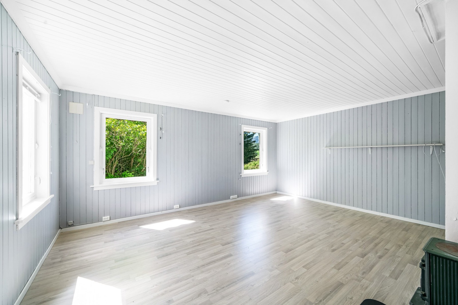 Stuen ligger innenfor kjøkkenet i første etasje. I stuen er det laminat på gulvet og heltre panel på vegger og himling. Lys og åpen stue med utsikt til gårdstunet og mot Høyslassnuten / sørvest. Galleribilde