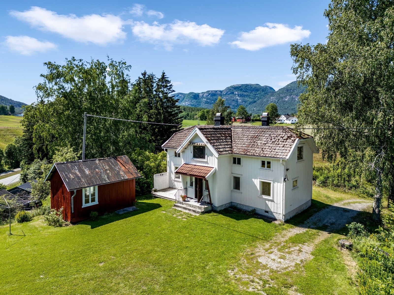 Sjarmerende og idyllisk eiendom med bolighus fra ca. 1860, anneks og uthus. Galleribilde