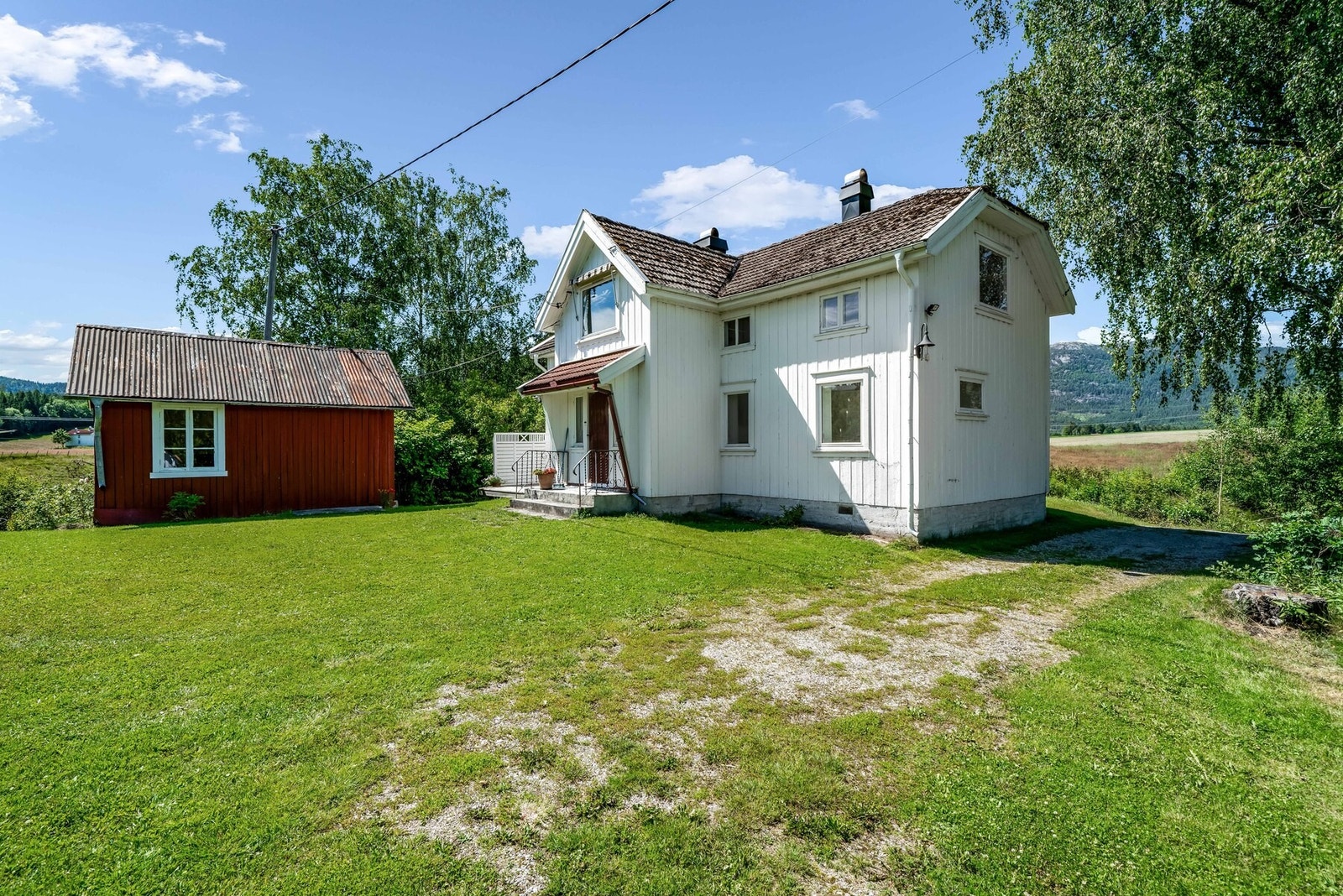 I tunet ligger det et sjarmerende, og innredet, lite rødt hus. Galleribilde