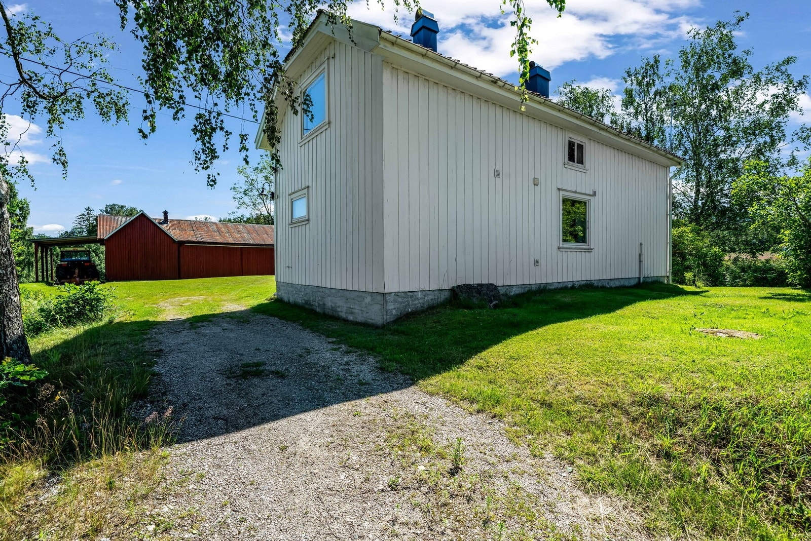 Innkjøring til eiendommen. Galleribilde