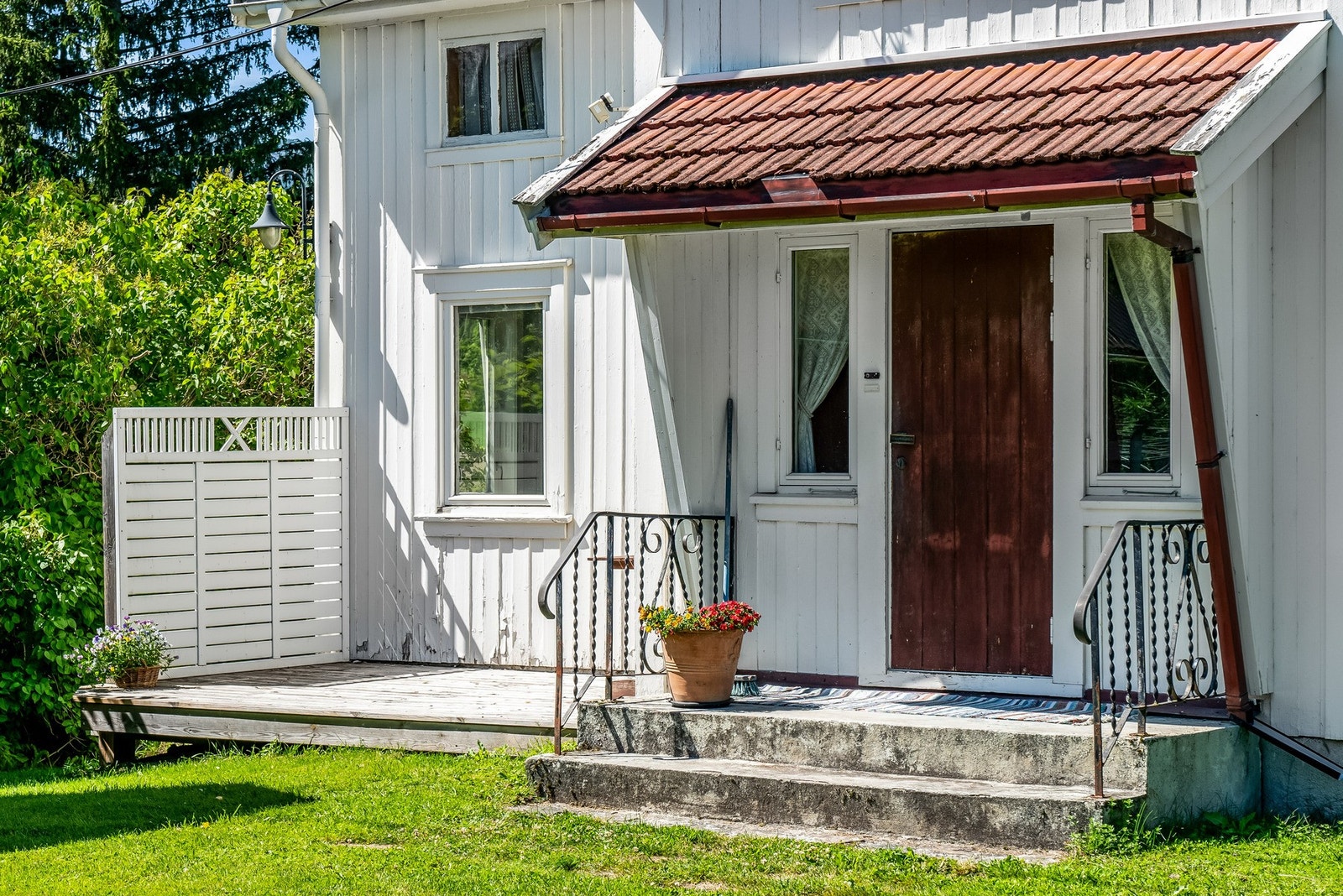 Sørvestvendt platting og inngangsparti med plass til utemøbler. Her kan en nyte sola i le. Velkommen inn! Galleribilde