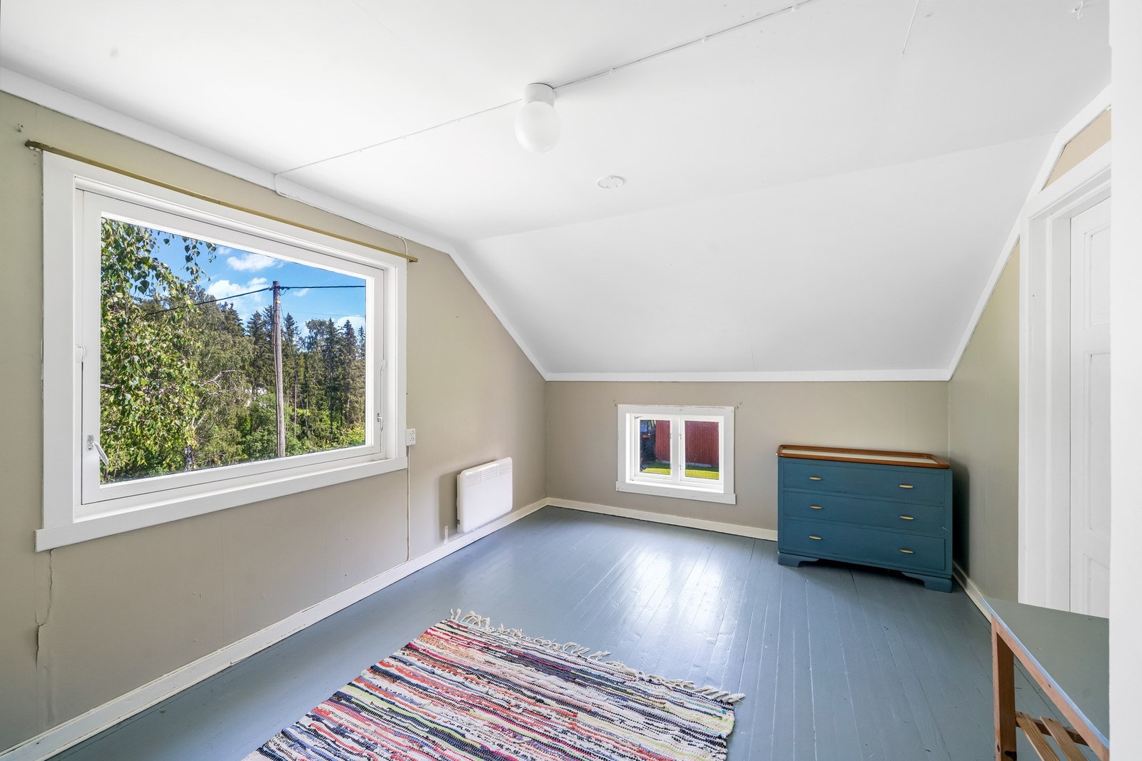 Soverom 2 med god størrelse. Malt heltre tregolv og himling og vegger med slette malte flater. Panelovn på veggen. Galleribilde