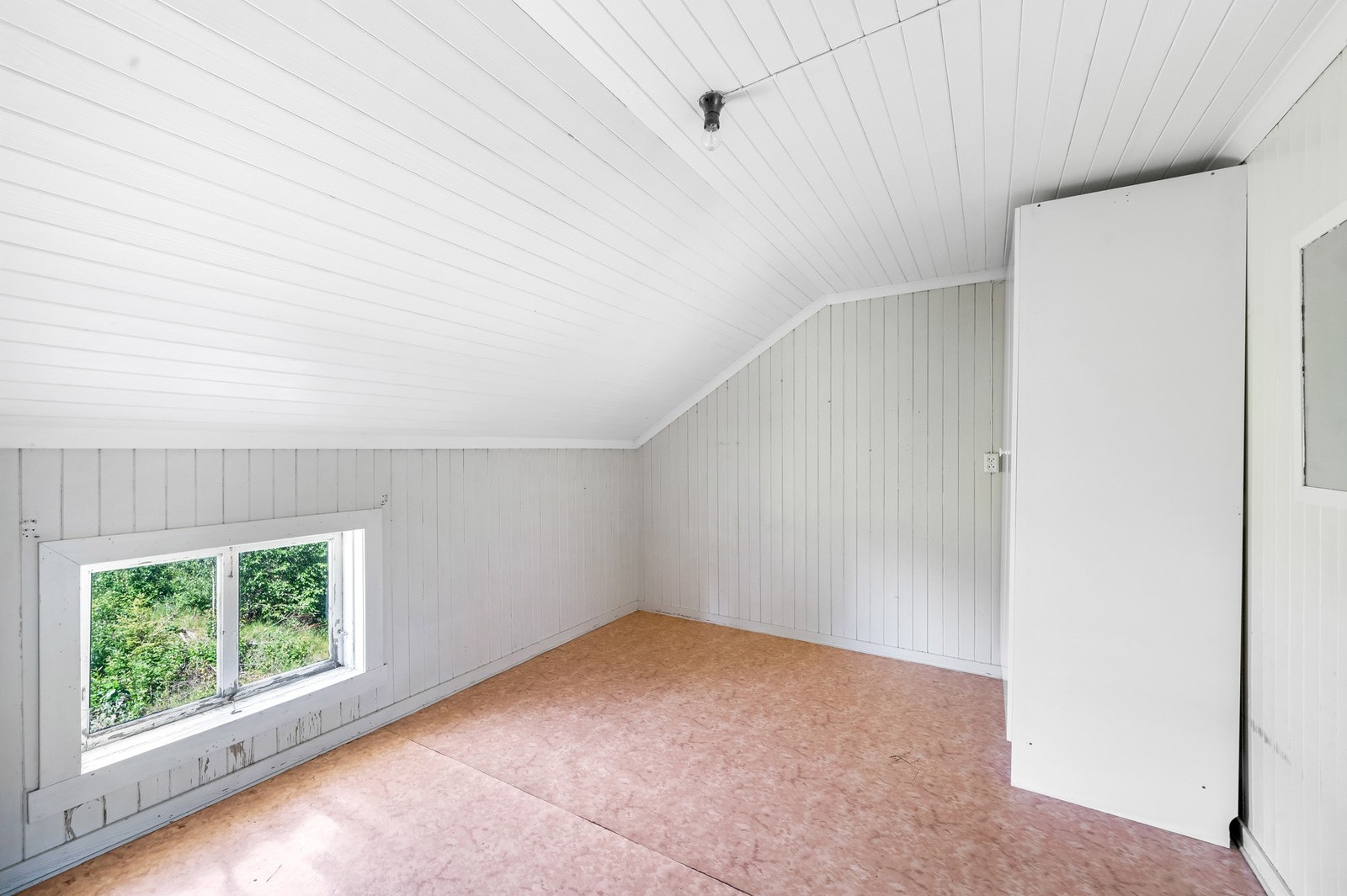 Soverom 4 med belegg på golvet, malt trepanel på vegger og himling. Garderobeskap. Soverommet avviker i forhold til dagens forskriftskrav for dagslys. Galleribilde