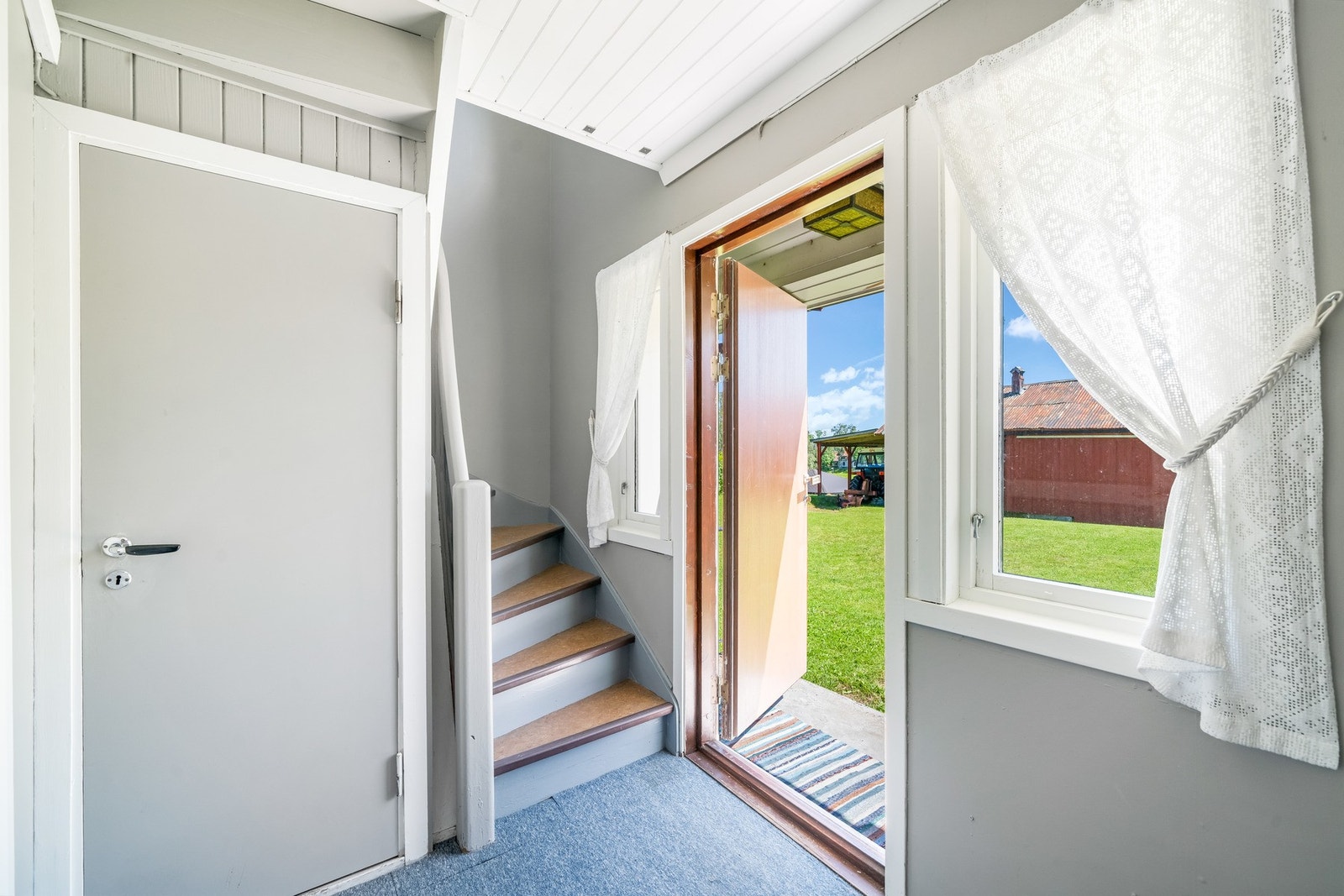 Praktisk entrè / vindfang med oppbevaringsplass. Galleribilde