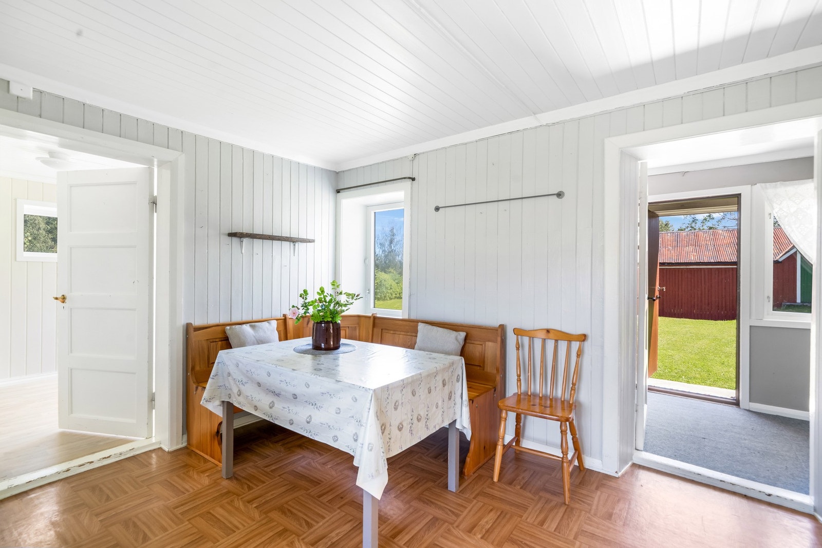 Spisekrok plassert sentralt i huset hjerte, kjøkkenet. Til venstre i bildet ser du inn til soverom 1. Galleribilde