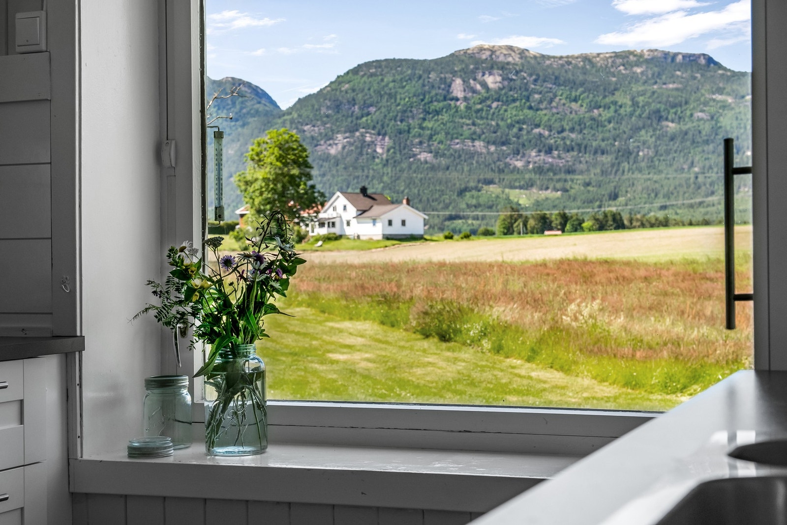 Utsikt fra kjøkkenvinduet mot Bryggefjell Galleribilde