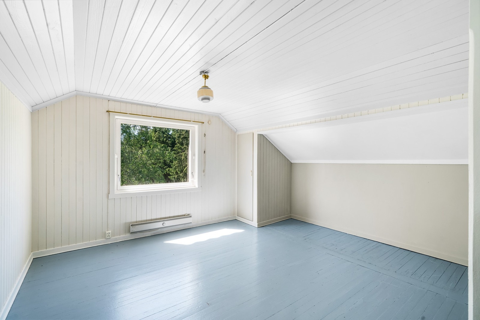 Soverom 3 med innebygd garderobeskap. Malt heltre golv, vegger og himling, samt malt slett flate på deler av vegg og himling. Eldre panelovn på vegg under vindu Galleribilde