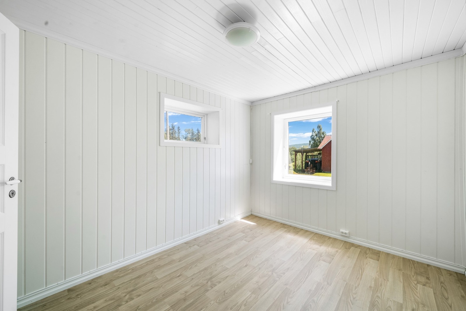 Soverom 1 i første etasje med utsikt til tunet. Fra soverommet har man adkomst til toalettrommet. Galleribilde