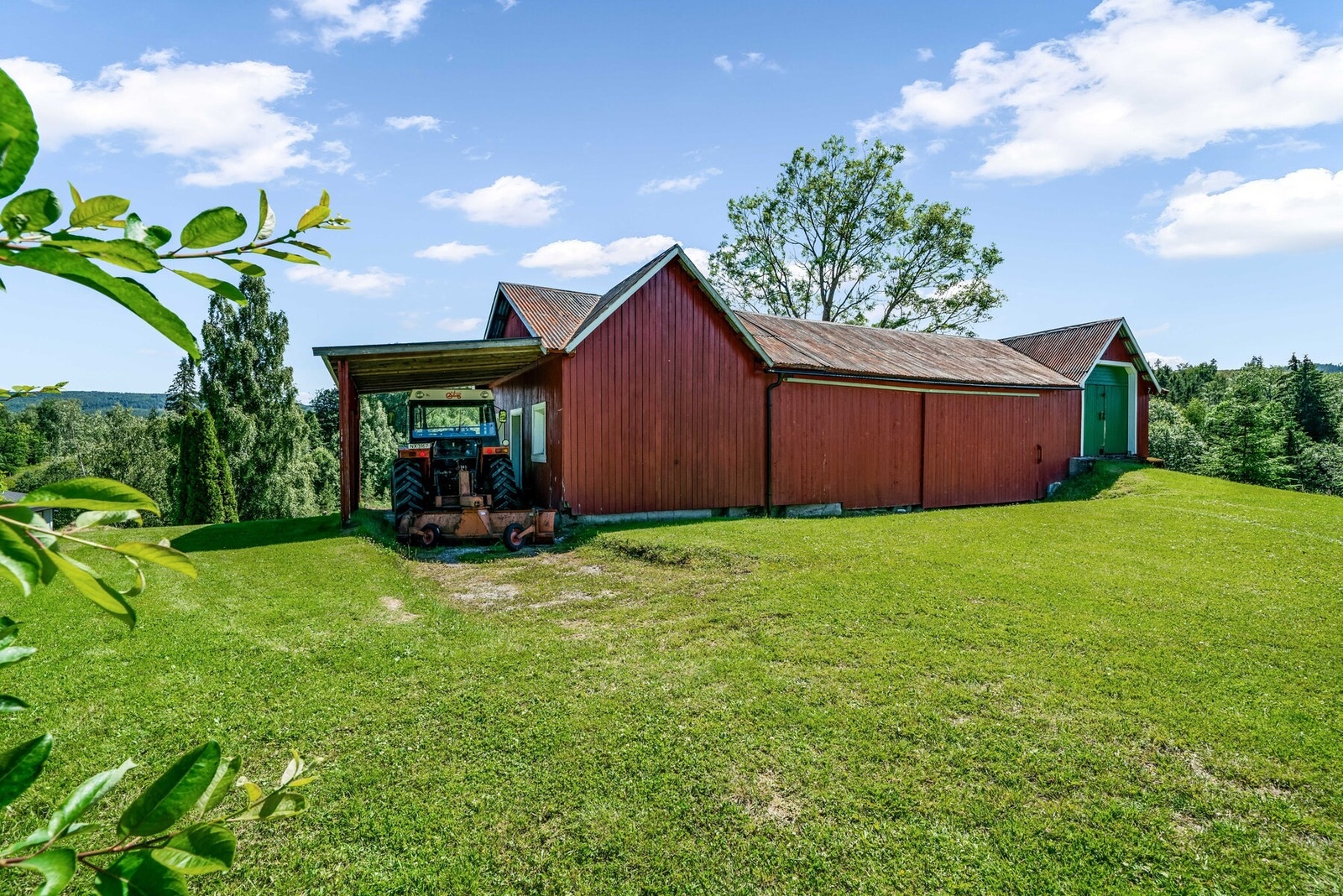 Uthus med traktorgarasje/stor carport Galleribilde
