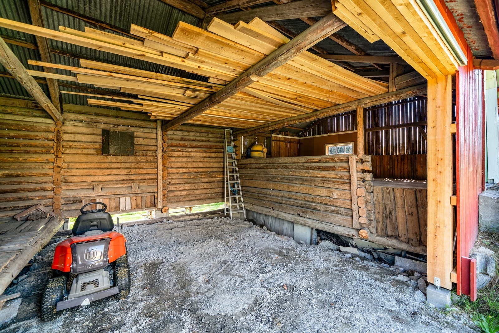 Mulighet for parkering i uthuset, samt god oppbevaringsmulighet. Galleribilde