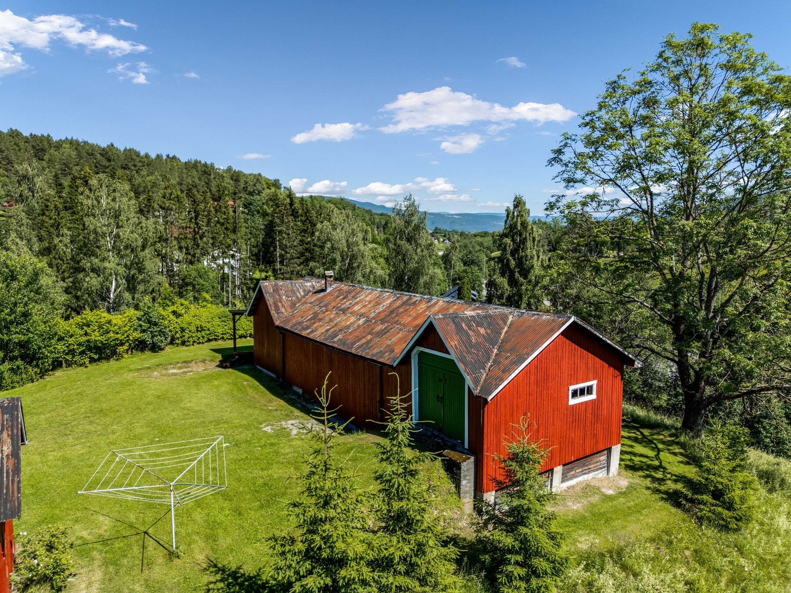Dronefoto mot Bø sentrum Galleribilde
