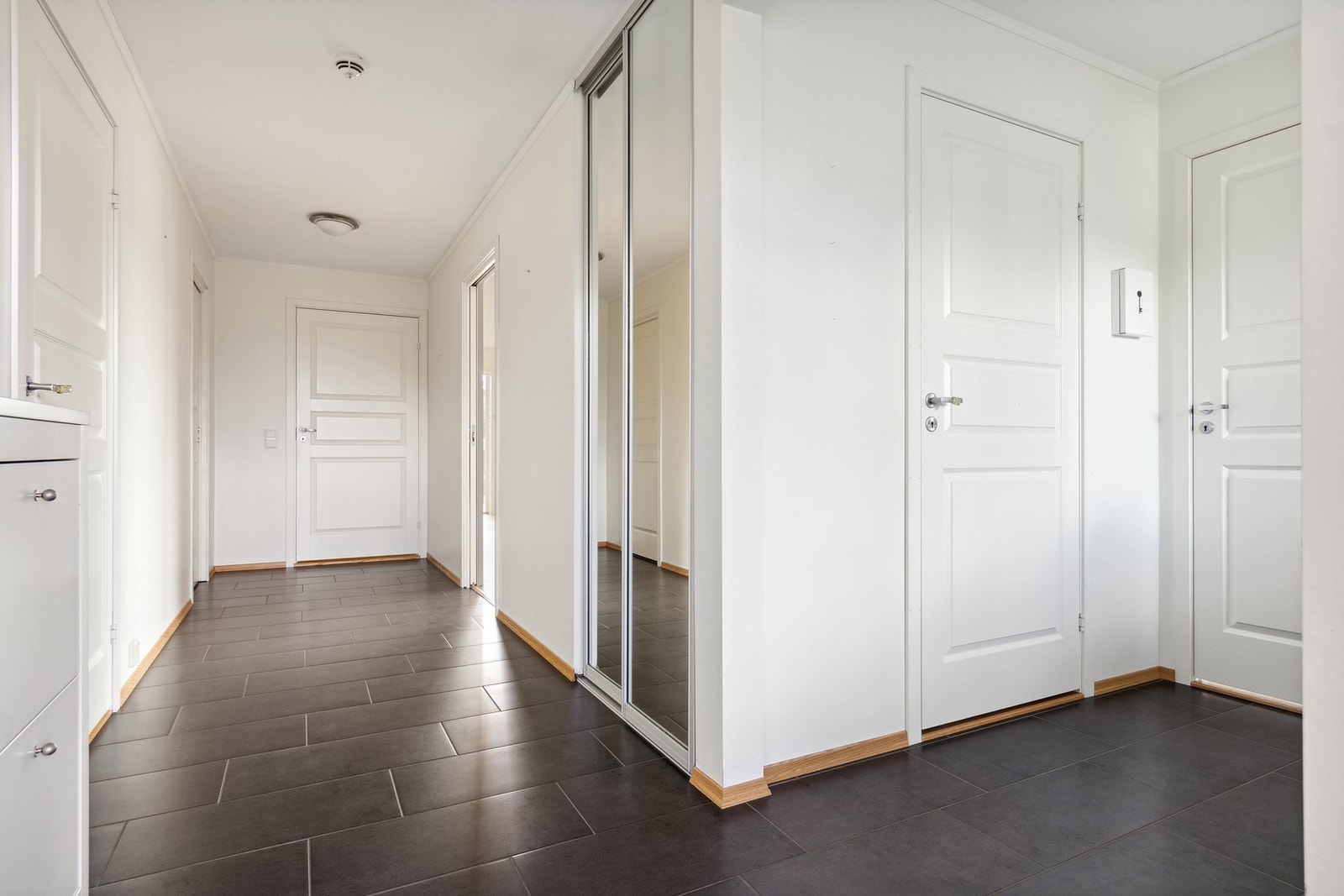 Praktisk og romslig gang med god plass til oppbevaring av sko og klær. Galleribilde