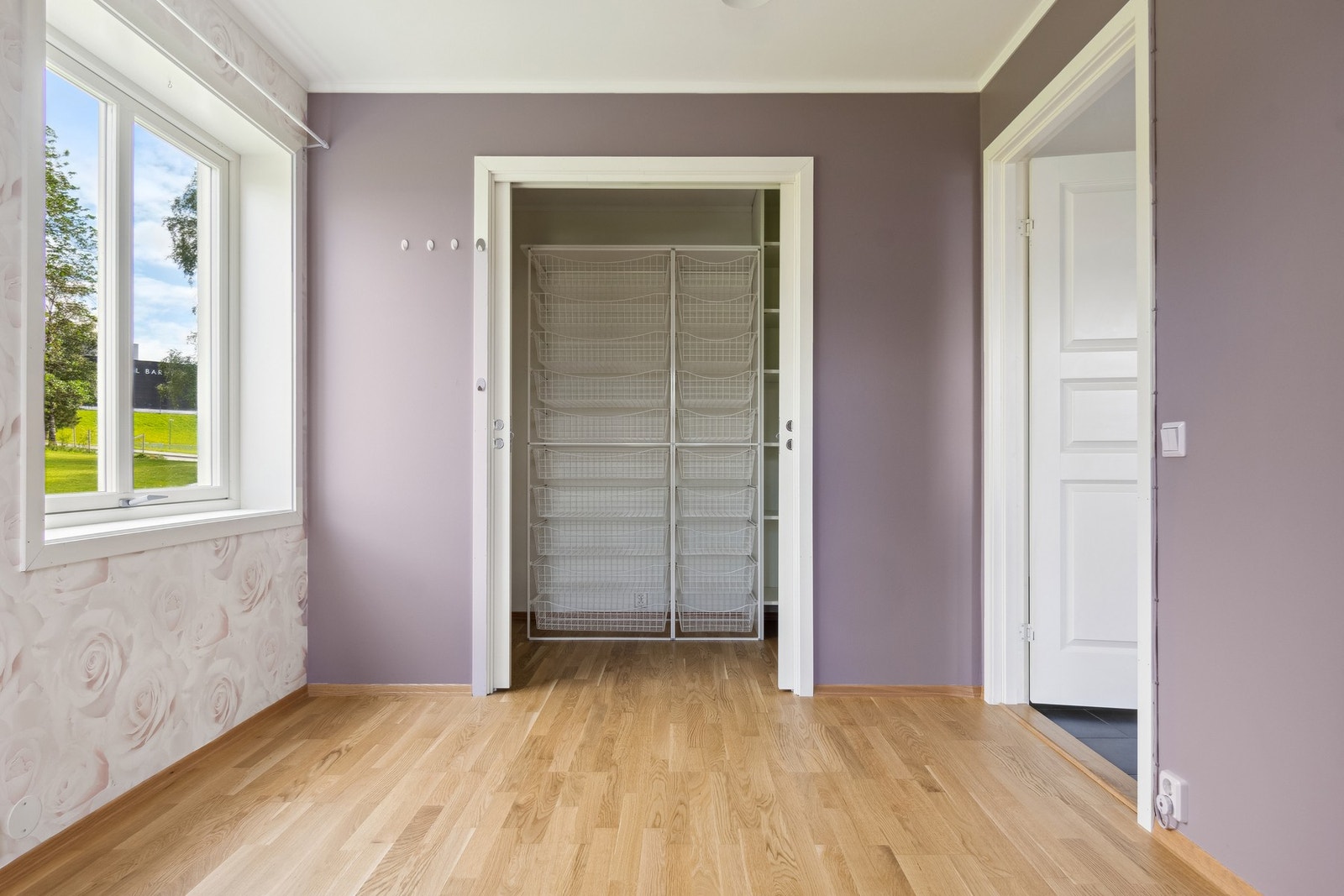 Hovedsoverommet har tilgang til en praktisk garderobe. Galleribilde