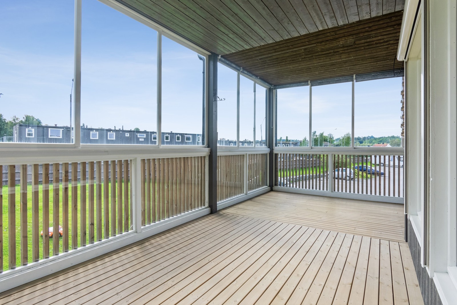 Svært romslig innglasset terrasse på ca 35 kvm. Galleribilde