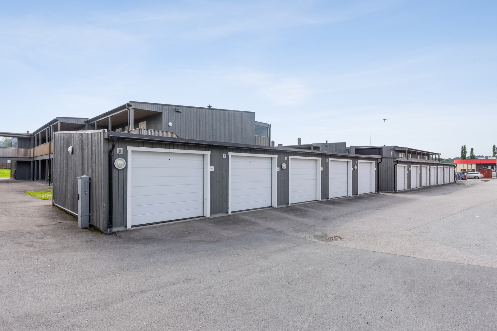 Leiligheten disponerer egen garasjeplass hvor det er montert elbil-lader. Galleribilde