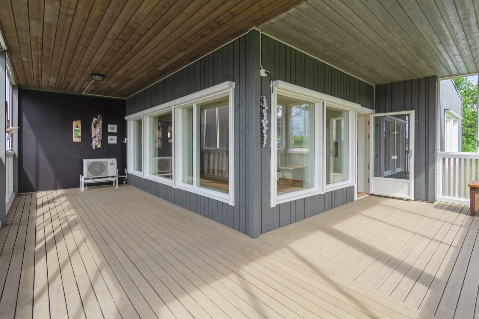 Terrassen har god plass til møblering. Galleribilde