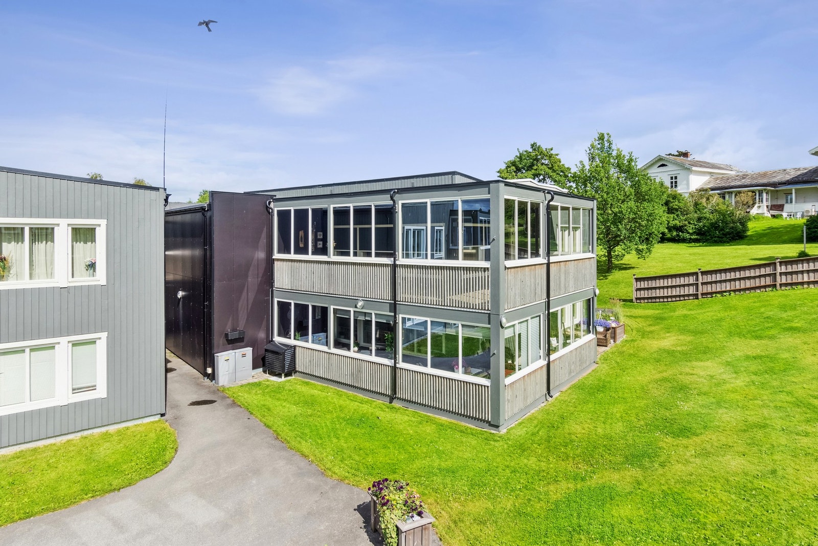 Lekker og romslig hjørneleilighet beliggende fint til i 2.etg. Stor og solrik innglasset veranda. Garasje
m/lader. Heis Galleribilde