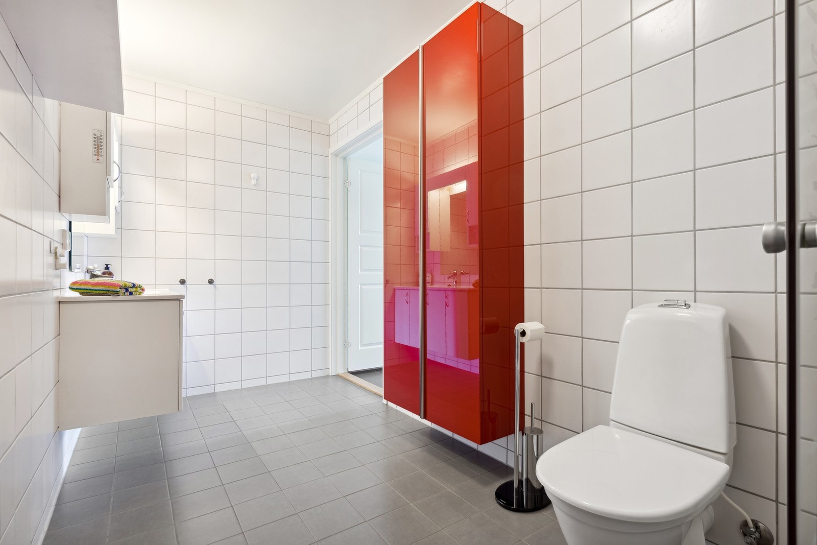 Stor og flislagt bad med varme i gulv. Galleribilde