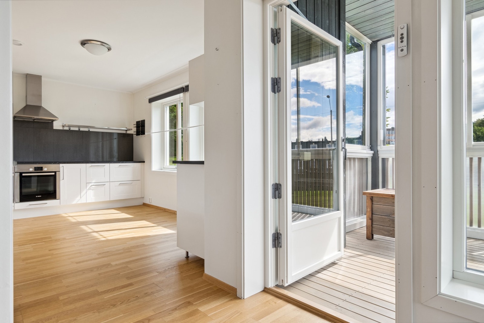 Praktisk og separat kjøkken med integrerte hvitevarer. Galleribilde