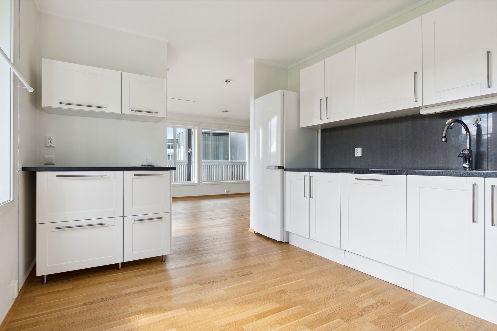 På kjøkkenet har man plass til et mindre spisebord. Galleribilde