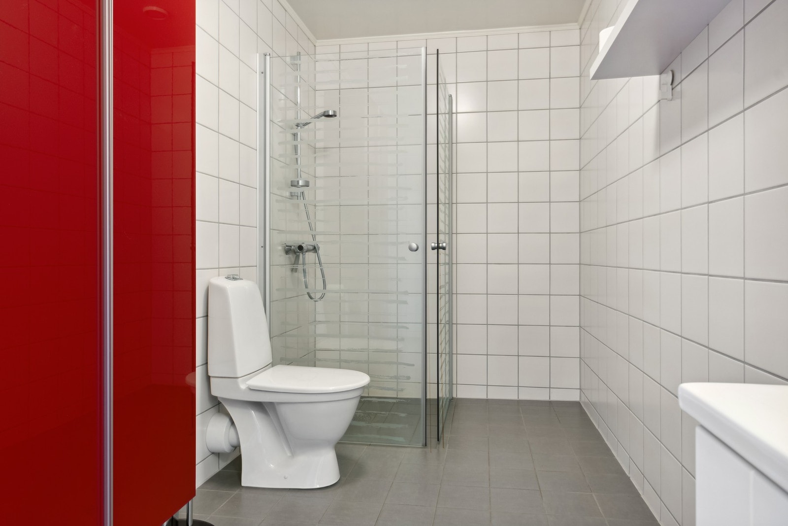 Badet har god oppbevaringsplass i innredning. Galleribilde