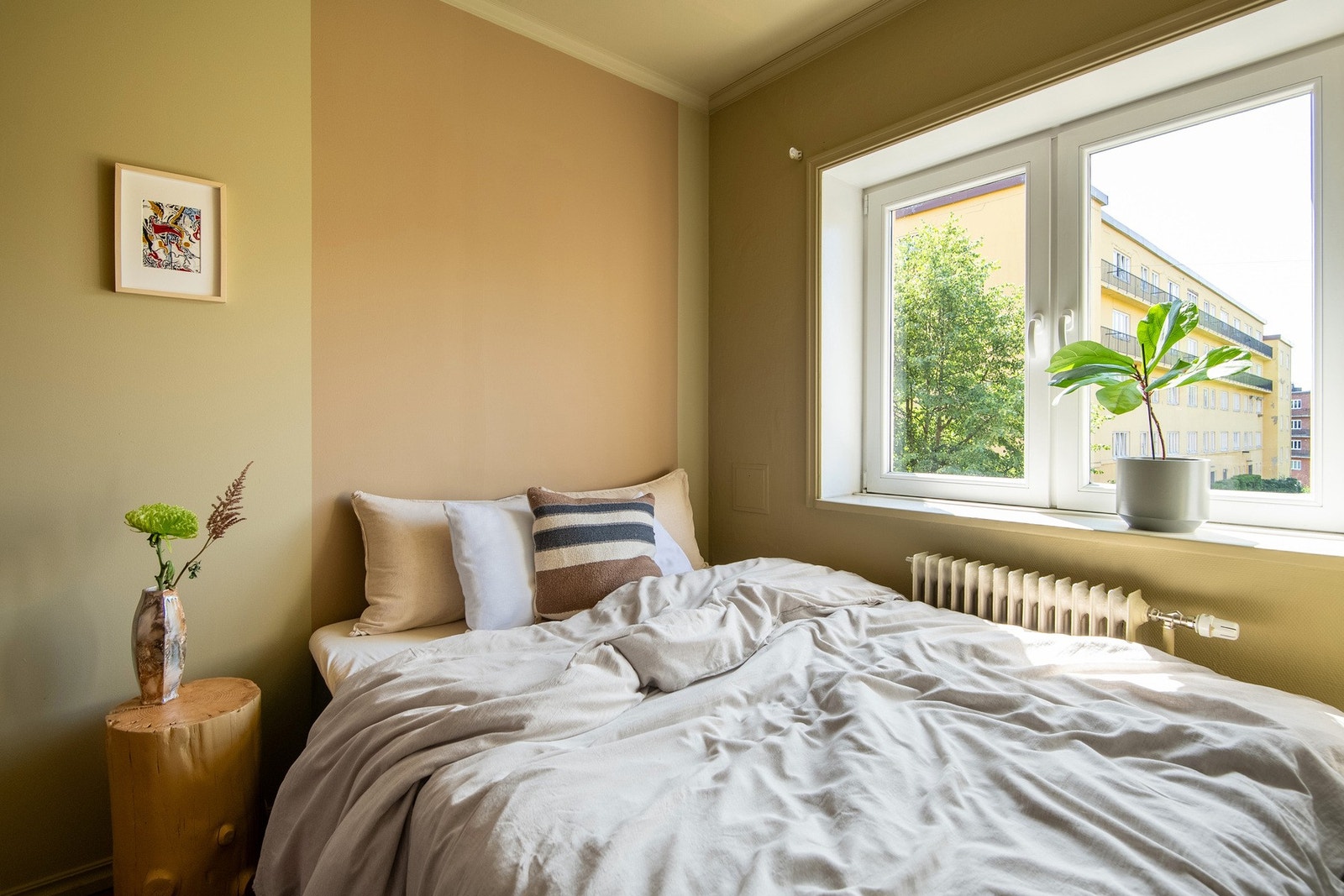 Romslig soverom med god plass til dobbeltseng, nattbord og tilhørende garderobeskap. Galleribilde