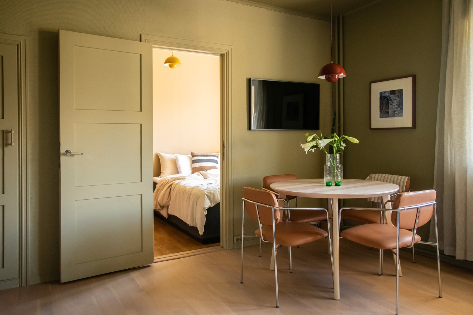 Spisebordet finner sin naturlige plass ved vinduet, uten at det går på bekostning av den gode romfølelsen. Galleribilde