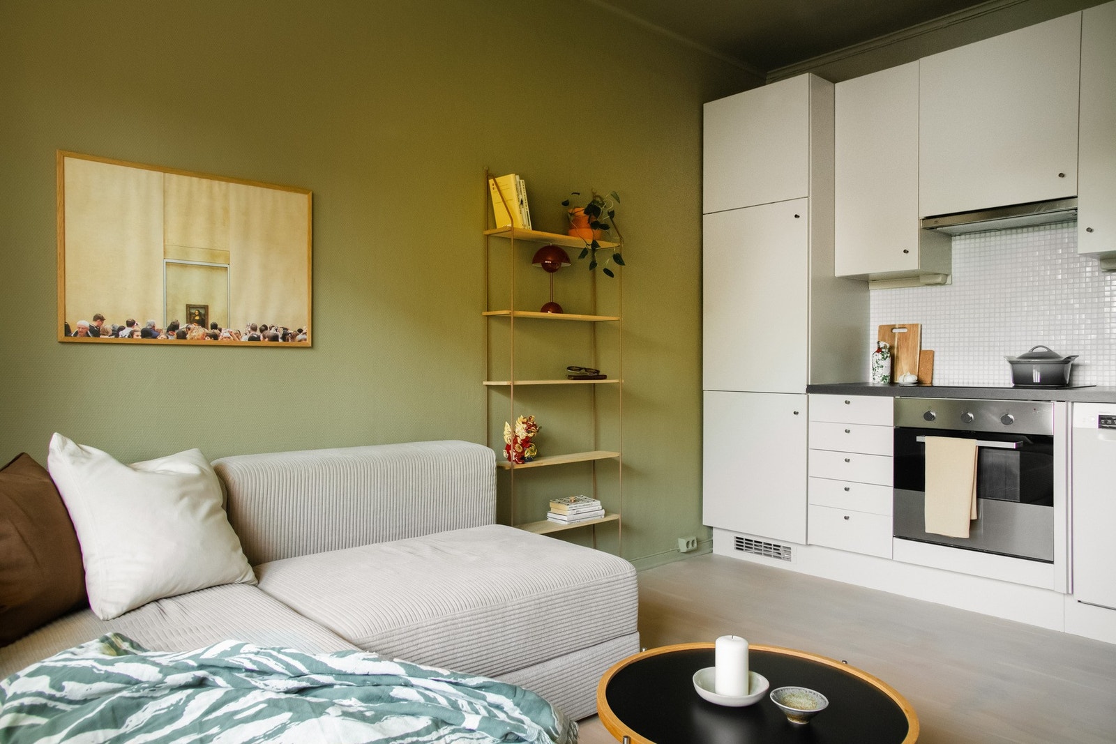 Stuen er både lun og luftig med åpen løsning til kjøkkenet. Galleribilde