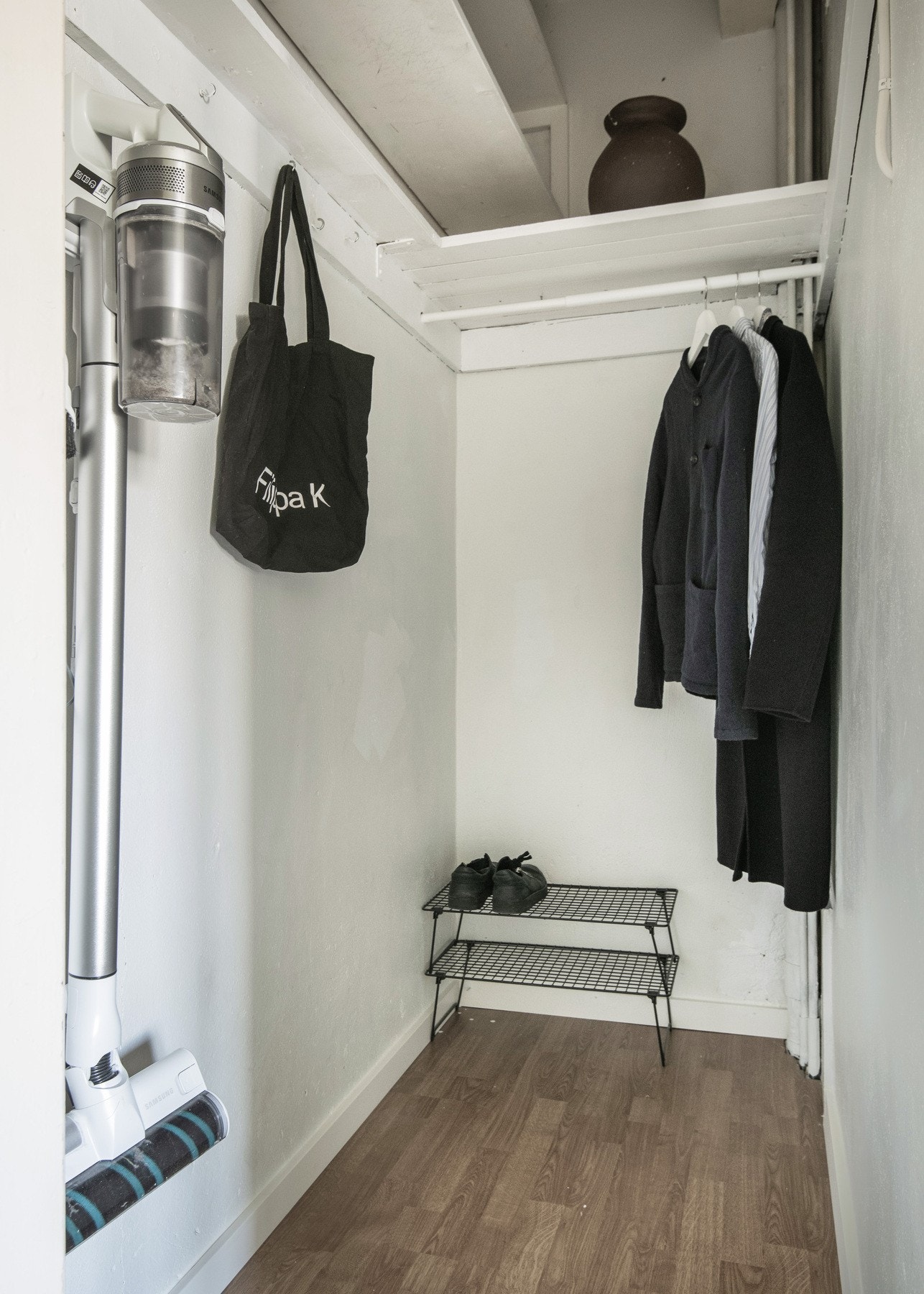 I tilknytning til entréen har du et praktiskt kott bod som er perfekt for ekstra oppbevaring av f.eks. støvsuger. Galleribilde