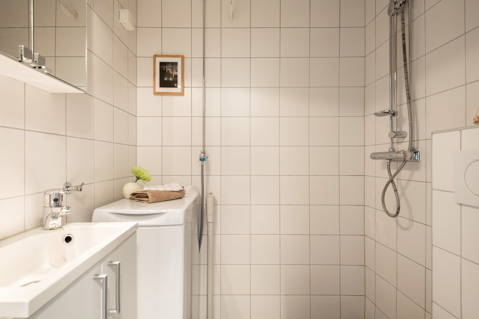 Pent flislagt bad som i 2012 ble renovert i regi av borettslaget. Det er opplegg til vaskemaskin på badet, samt gratis fellesvaskeri i borettslaget. Galleribilde