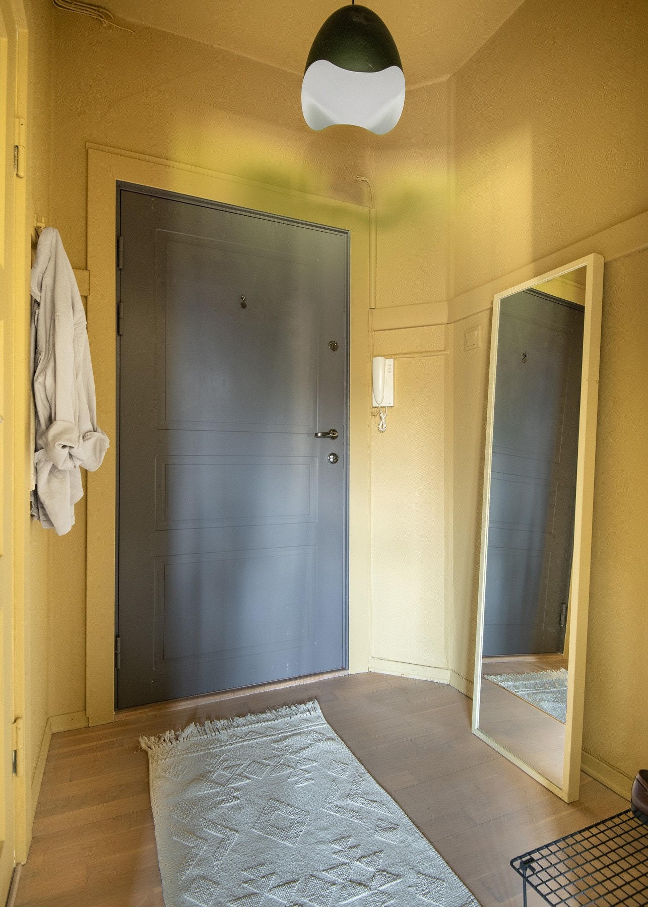 Vel innenfor inngangsdøren blir du møtt av en lys og fin entré, hvor det er plass til å henge av seg yttertøyet og plassere skoene. Galleribilde