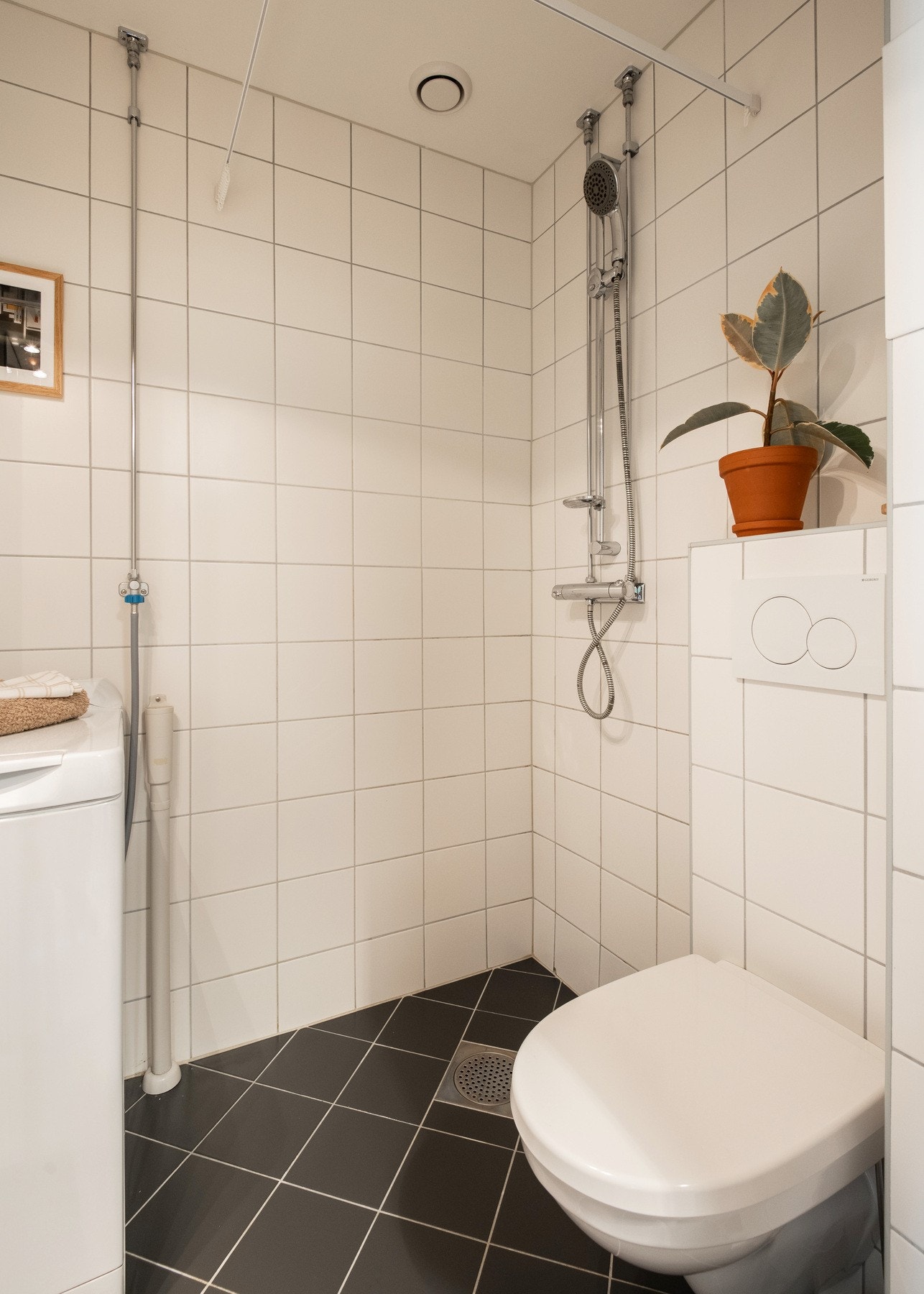 Badet er innredet med en baderomsinnredning med nedfelt servant, speil på vegg, toalett og dusjhjørne. Galleribilde