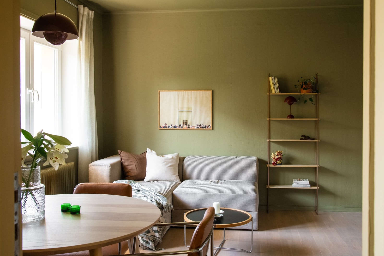 Den praktiske planløsningen gir deg flere gode innredningsmuligheter for både sofagruppe, mediemøblement og spisebord. Galleribilde