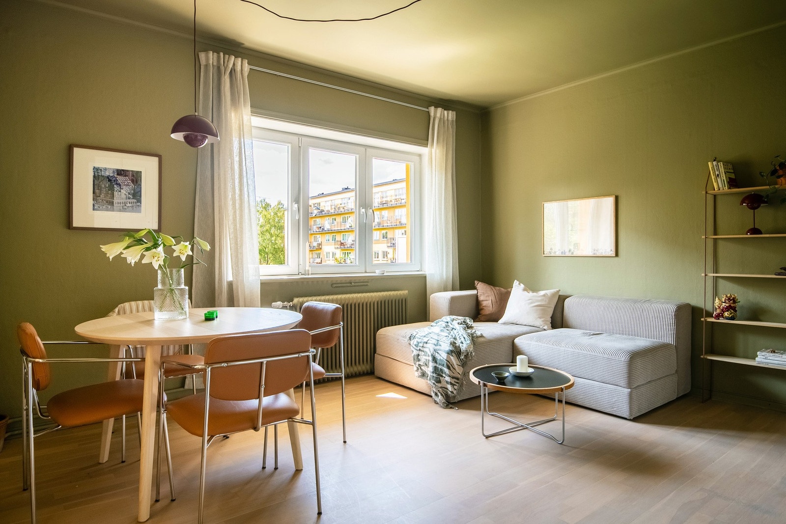 Boligen har en attraktiv internbeliggenhet hvor store vindusflater fra 2006 gir godt med sollys inn. Galleribilde