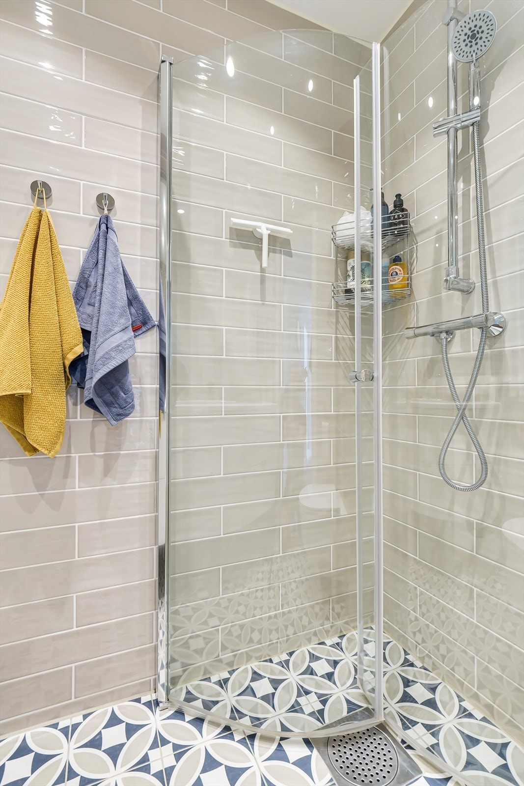 Badet er innredet med servant, dusjhjørne med innfellbare dører og toalett. Galleribilde