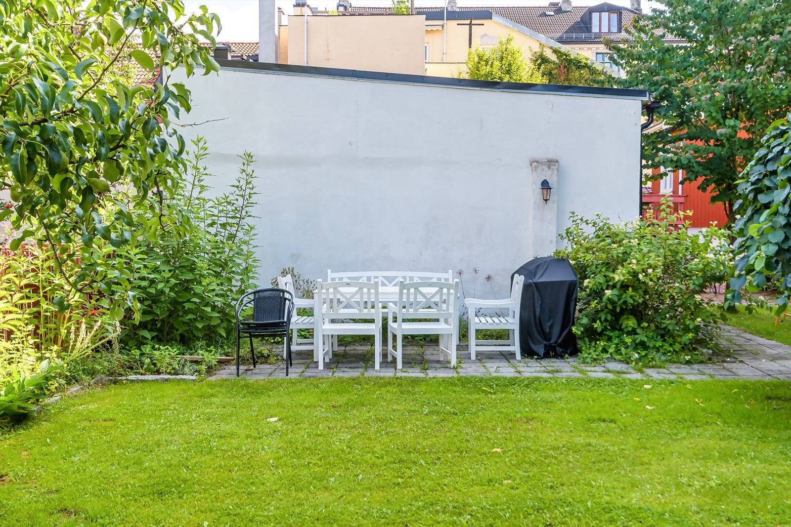 Her finner du også sittegruppe og grill som kan benyttes av beboerne. Galleribilde
