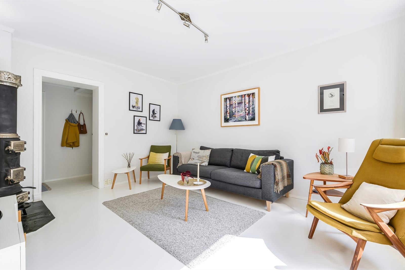 Leiligheten føles åpen og luftig. Her har du god plass til både sofa og spisestue. Galleribilde