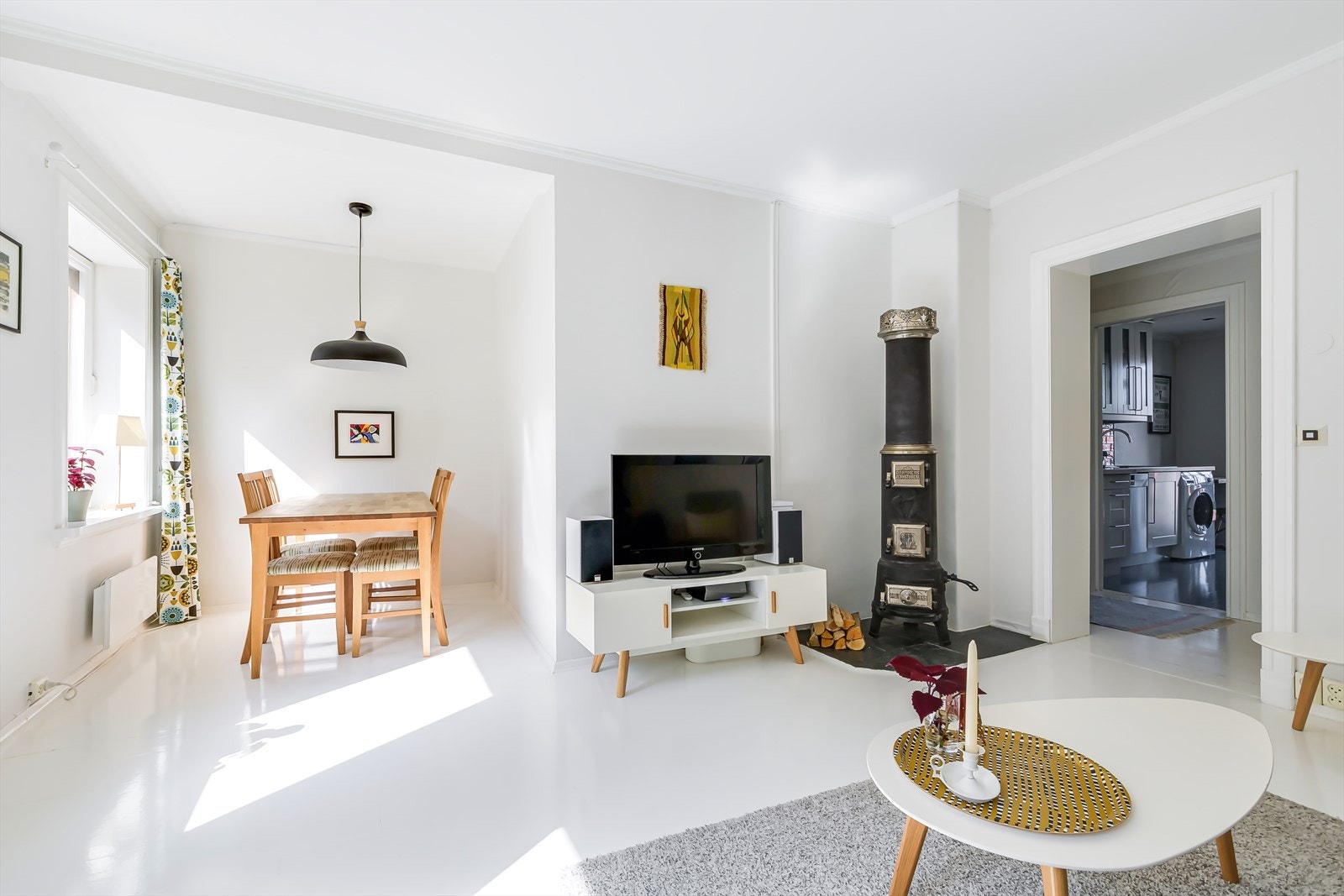 Leiligheten er holdt i lyse, behagelige toner. Stuen, gangen, gjesterom/kontor er nymalt. Galleribilde
