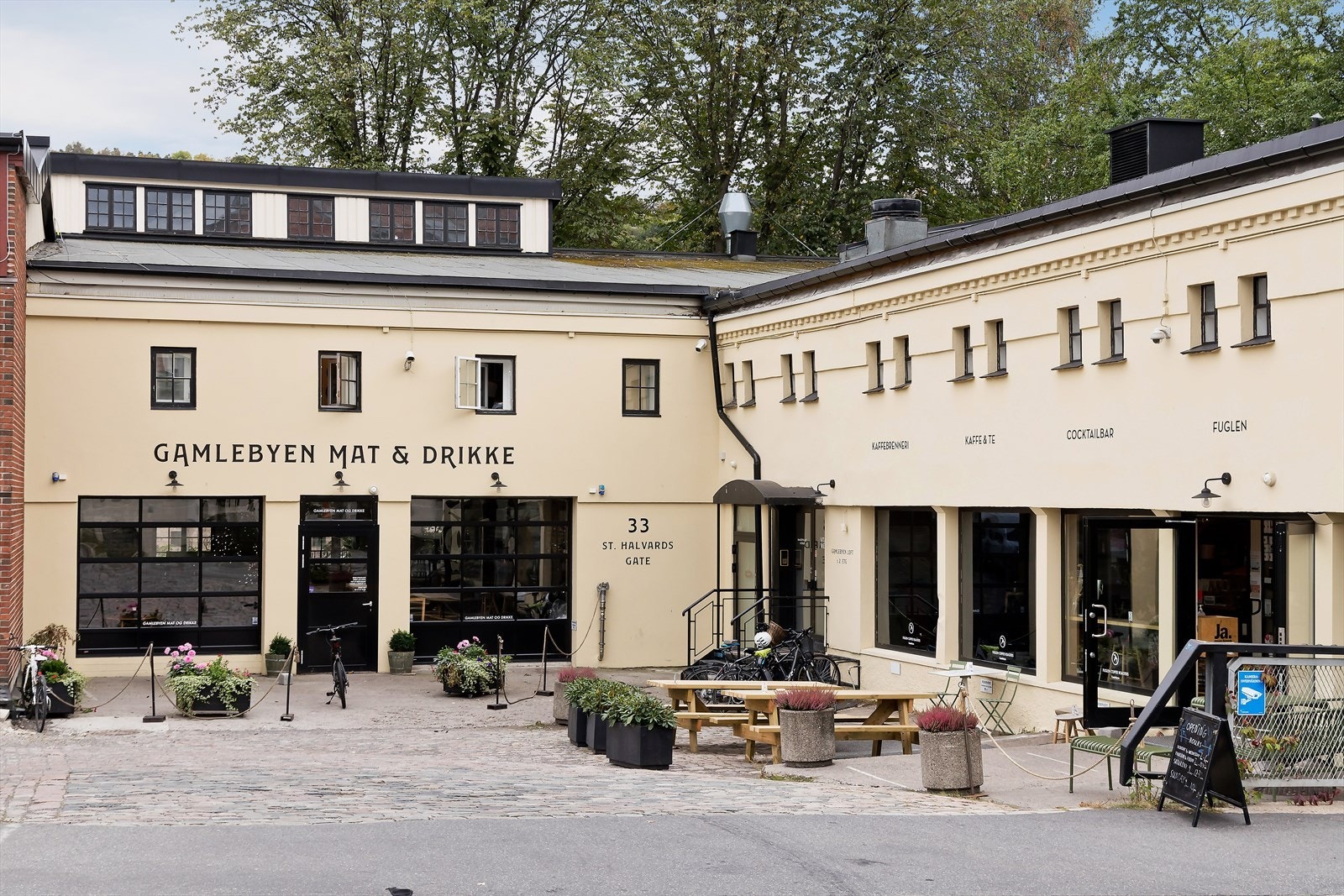 Fuglen Coffee Roasters serverer alt fra mat og drikke til kaffebønner. I nabobygget ligger ZZ Pizza som serverer kvalitetspizza. Galleribilde